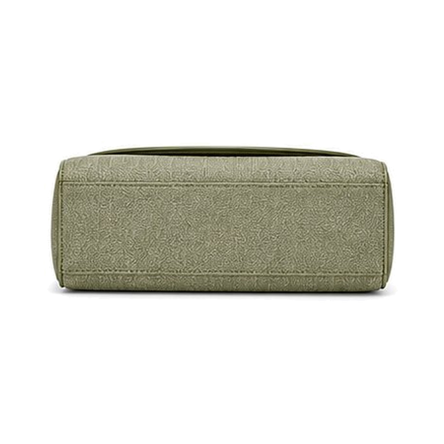CSC2506 Curved chain shoulder bag, cut grass green — bottom view showing base structure